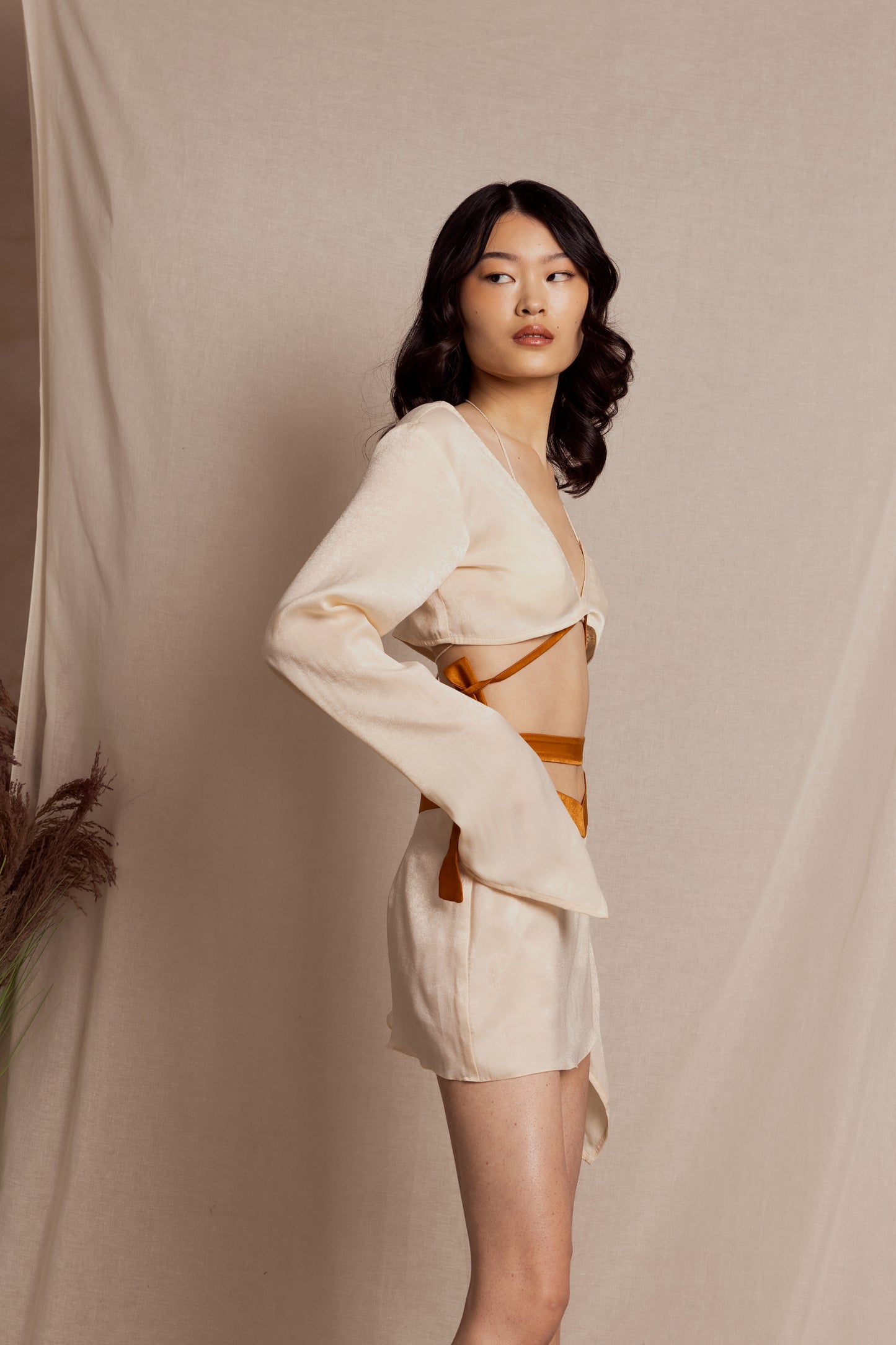 Colina Crop Tie Cover in Champagne